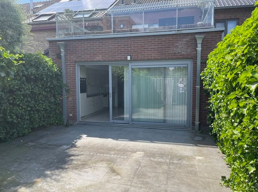 Gelijkvloers appartement met ruim terras en achyeringang voor fietsen. Uitstekend gelegen in rustige, doodlpende straat vlak bij de Corda campus . Par