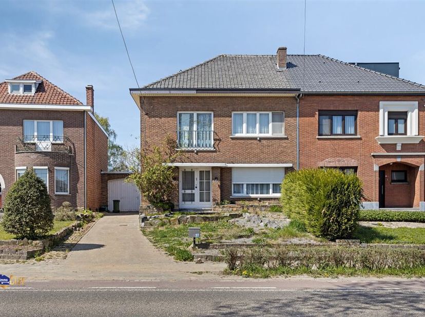 Ontdek deze ruime woning uit 1953, gelegen op een westelijk georiënteerd perceel van 8a 57ca aan de Vliegveldlaan 27 - Sint-Truiden. Vlakbij scholen,
