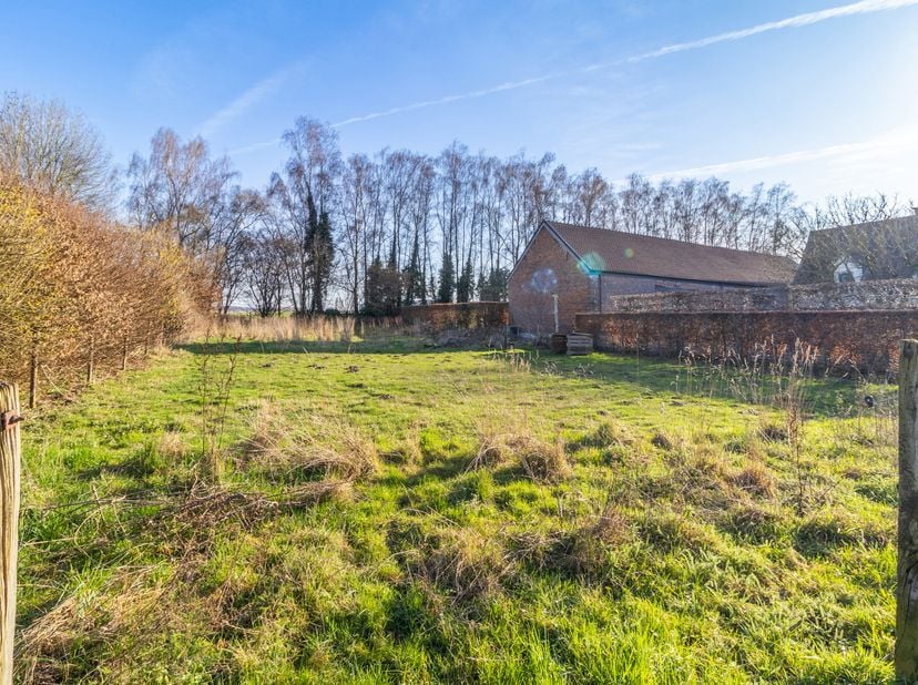 Beau terrain, situé dans une zone résidentielle, d'une superficie de 10A35CA pour la construction d'une maison individuelle. Le terrain est situé à Er