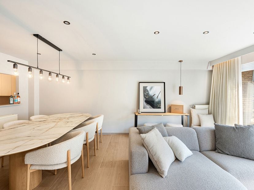 Ruim appartement met twee slaapkamers, gelegen op een centrale locatie aan de Parmentierlaan, vlak bij winkels, het centrum en op wandelafstand van de