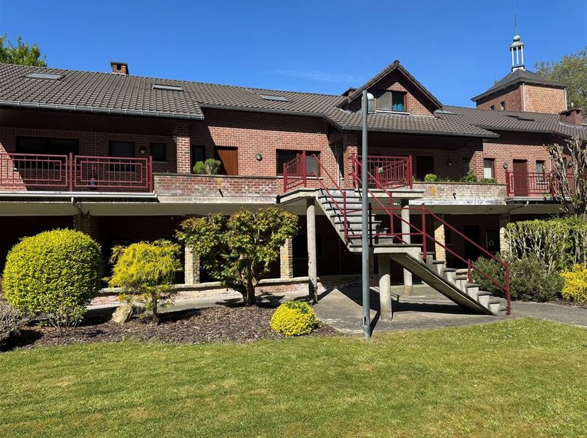 Prix: 1000 euros/ mois, deux mois de caution. <br />
Appartement duplex 2 chambres avec balcon comprenant: <br />
Rez: Hall d'entrée, grand living, cu