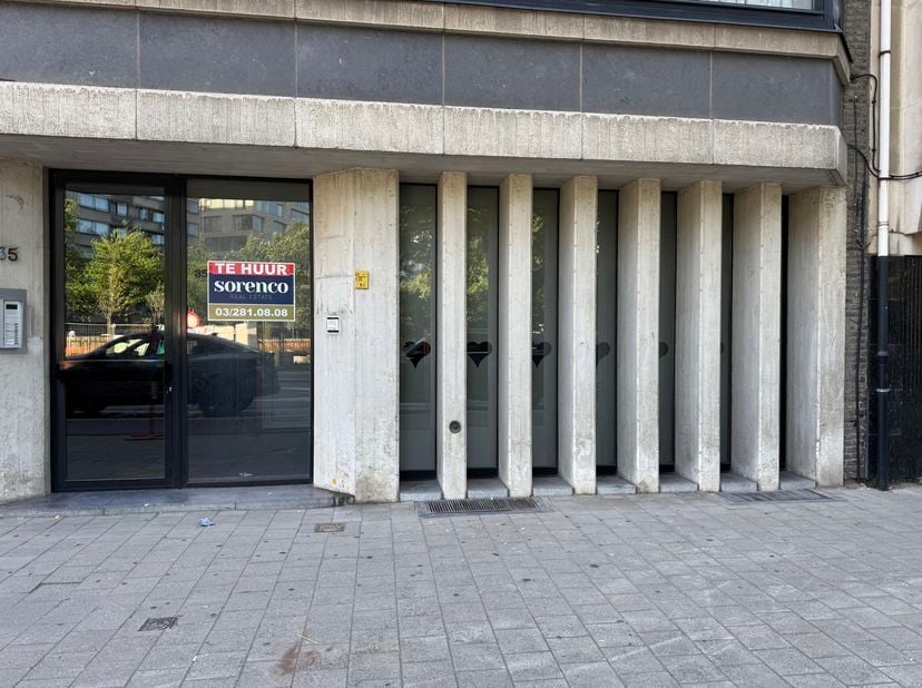 Gelijkvloerse kantoorruimte op toplocatie aan het Stadspark in Antwerpen<br />
Deze gelijkvloerse kantoorruimte geniet van een uitstekende ligging in