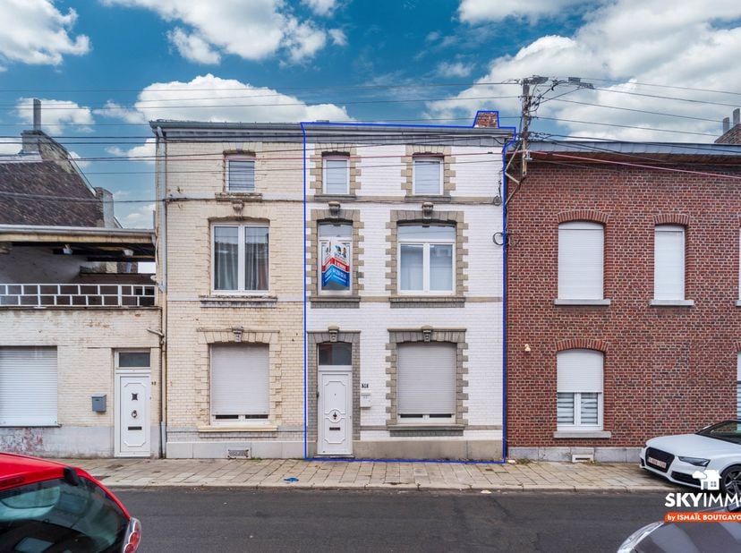 L'agence SKYIMMO vous propose cette maison 2 chambres à Seraing. Celle-ci est composée comme suit :<br />
AU RDC : Entrée (3) - Salle à manger (13) -