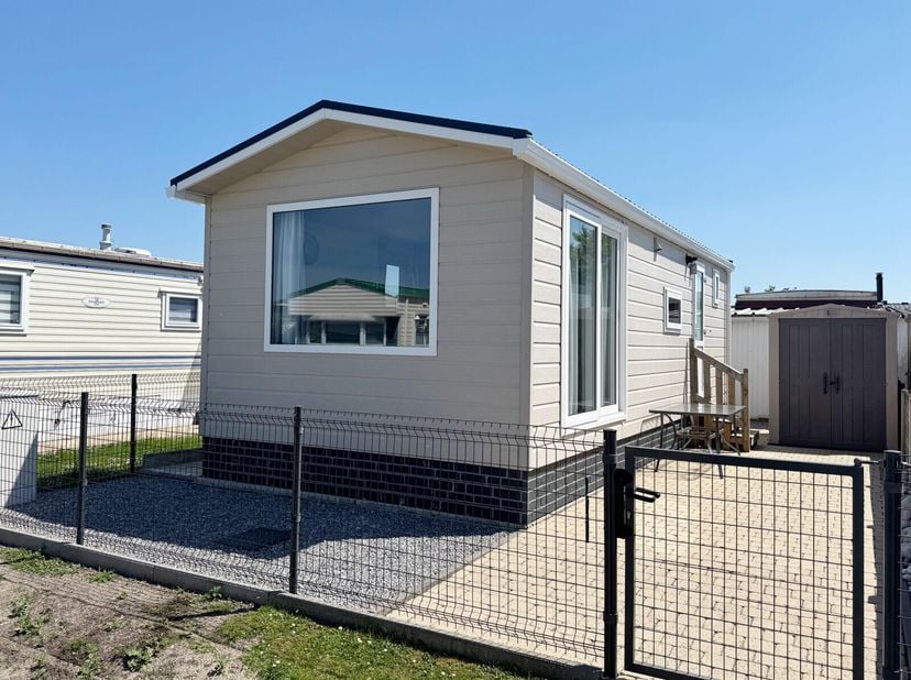 Kwalitatieve op maat gebouwde chalet op eigen grond! Gelegen in het vakantiedomein Dunepark op 800m van de zee. Domein met openlucht zwembad, sportvel