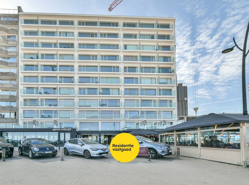 Goed gelegen handelspand met visibiliteit vanop de Zeedijk te Blankenberge! Centraal gelegen in de befaamde winkelgalerij 'Excelsior' rondom tal van a