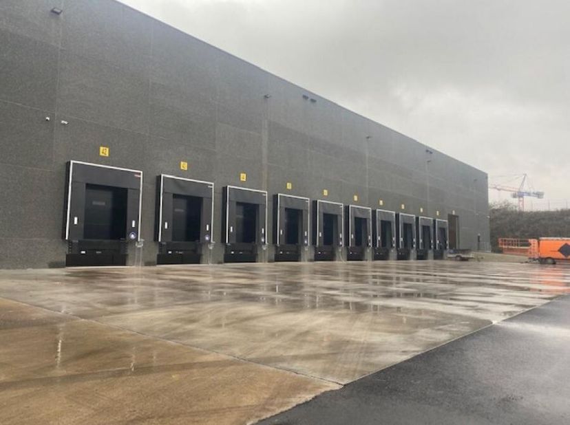 Deze moderne logistieke unit maakt het mogelijk om jouw opslag en distributie te optimaliseren dankzij state-of-the-art specificaties. Het pand, recen