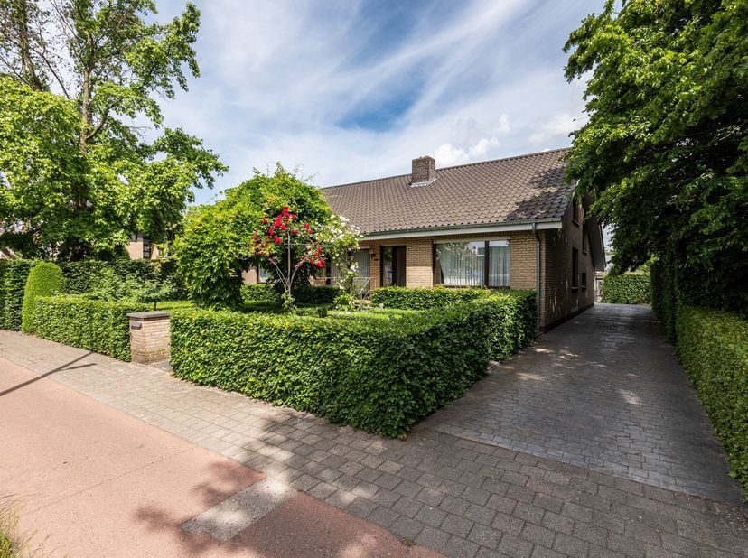 Karaktervolle split-levelvilla op een breed perceel van ca. 2.636 m² inclusief bouwperceel van ca. 400 m².<br />
Deze karaktervolle split-levelvilla u