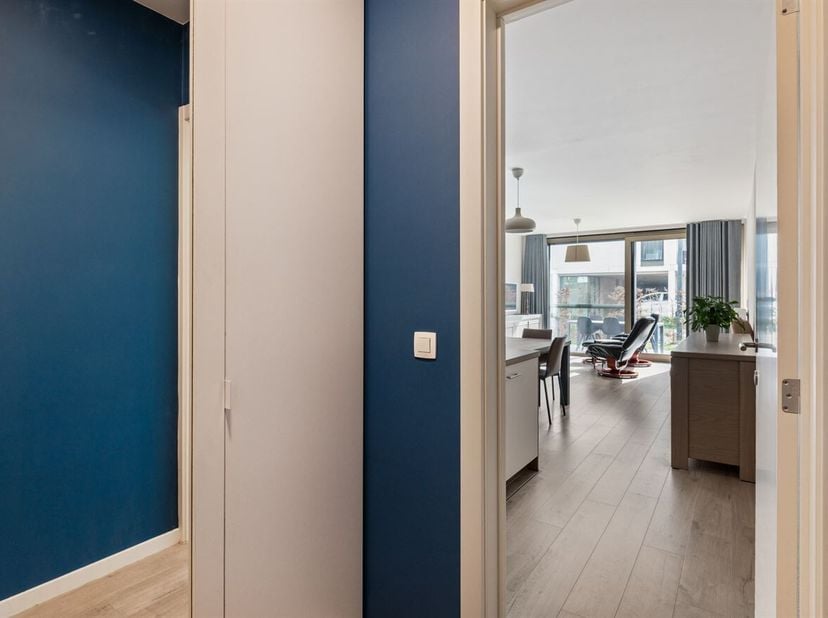 Dit recent gebouwd gelijkvloersappartement uit 2020 is instapklaar en ideaal voor wie op zoek is naar comfortabel wonen op een gunstige locatie.<br />