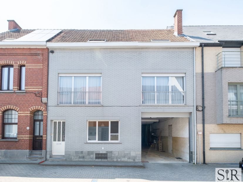 In het rustige Houtem, een deelgemeente van Vilvoorde en grenzend aan Eppegem, bevindt zich deze karakteristieke bel-etage met 5 slaapkamers. De wonin