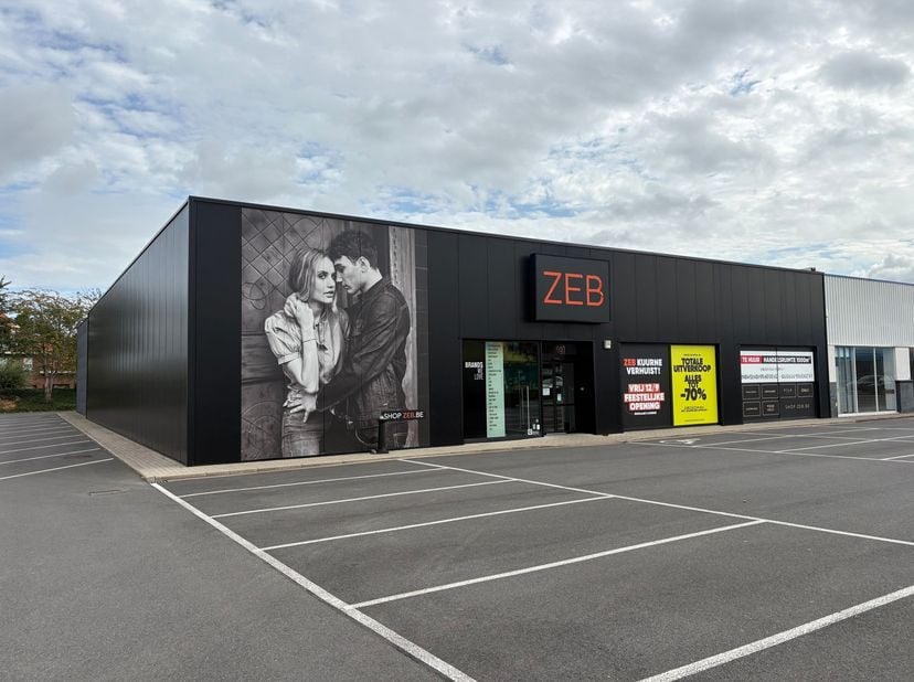 Commerciële ruimte van circa 1.000 m² met een moderne uitstraling en 40 private parkeerplaatsen.<br />
Het pand is gelegen op Ter Ferrants, een retail