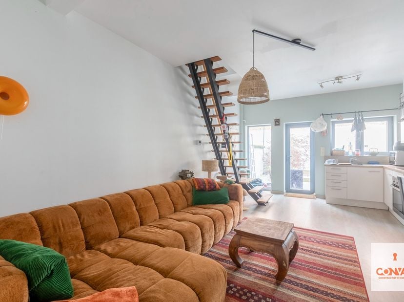 Deze instapklare woning&amp;nbsp;beschikt over&amp;nbsp;drie slaapkamers en ligt op fietsafstand van het Gentse stadcentrum (1,8km).<br />
<br />
Op het gelij