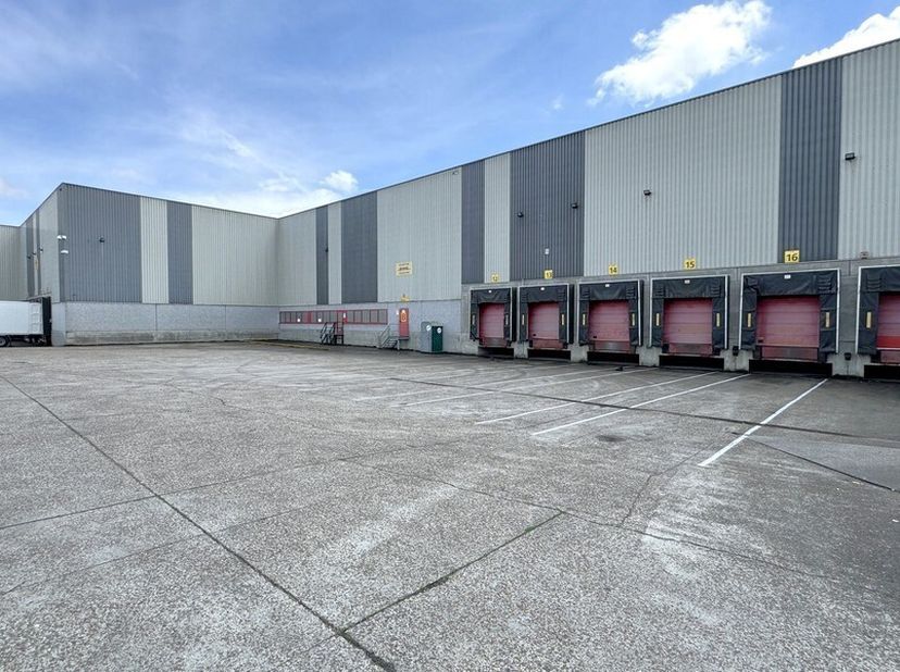 6.383m² logistiek magazijn<br />
Ligging: vlakbij E19 Antwerpen-Brussel; industriepark Mechelen Noord<br />
Specificaties: 10m vrije hoogte, 20m overs