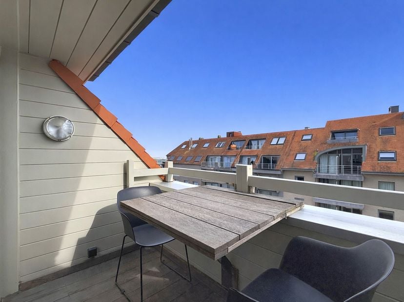 Appartement traversant lumineux et prêt à emménager, situé en plein centre, à quelques pas du chenal, de la tortue et de la mer à Nieuport-Bain.<br />