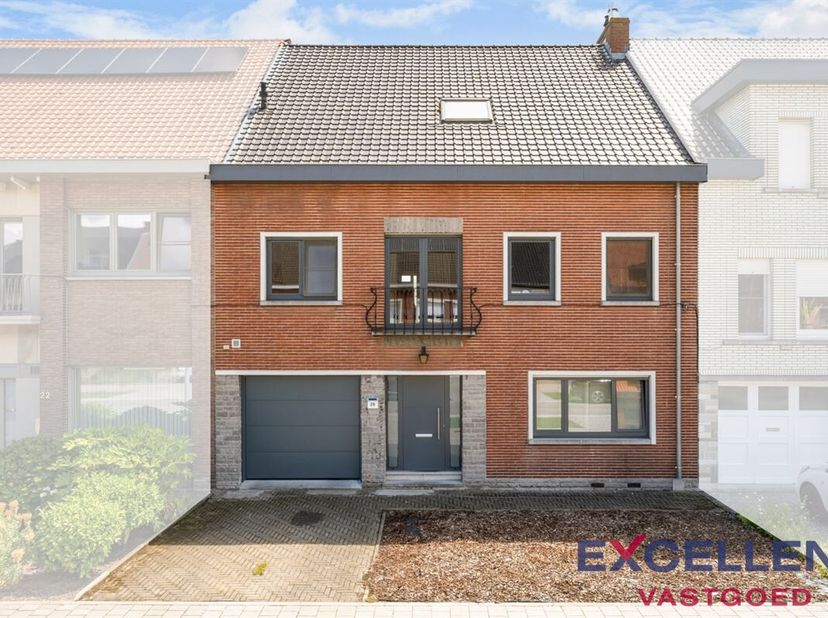Op zoek naar een ruime gezinswoning op een centrale ligging in Oudenaarde? Dan is deze verzorgde woning zeker een bezoek waard.<br />
Via de inkomhal