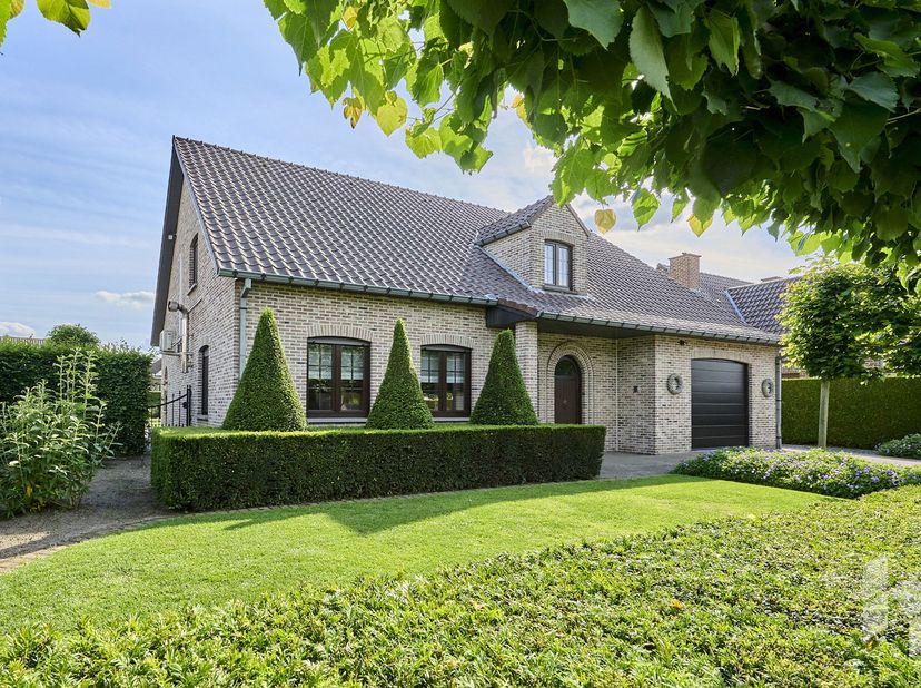 Karaktervolle woning met 3 slaapkamers en garage op een ruim perceel van 880m².<br />
Deze mooie ruime woning is gunstig gelegen nabij de invalswegen,