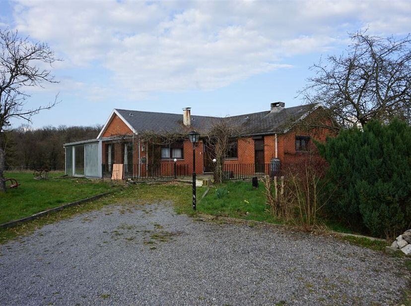 Maison d'habitation de type bungalow avec un grand jardin de 4.200m²  dans le village de Petithan.<br />
Composition:<br />
Hall , living avec véranda