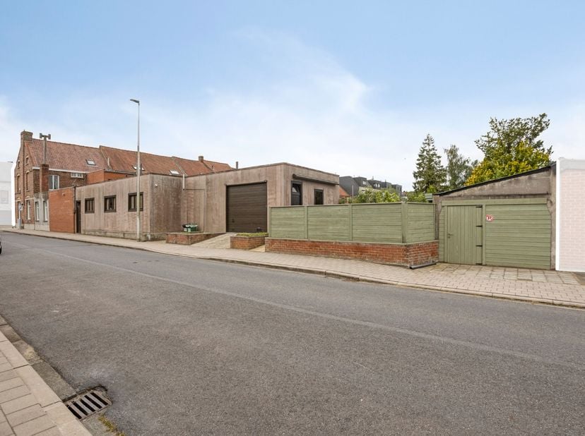 Bent u op zoek naar een uitzonderlijk ruime woning met tal van mogelijkheden? Dan is deze&amp;nbsp;halfopen bebouwing aan de Dikkebusseweg 100 in Ieper be