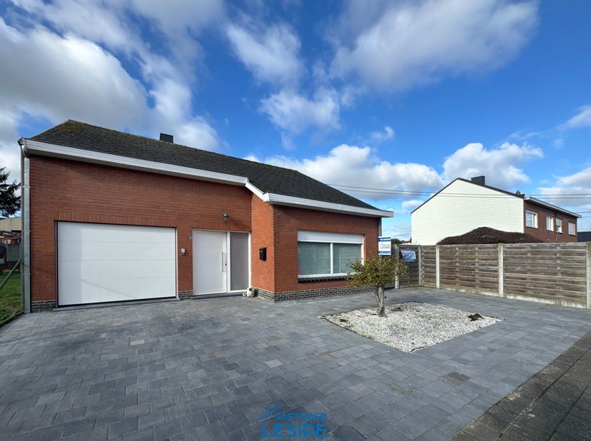 Deze woning is gelegen in rustige woonwijk in Houthulst op wandelafstand van openbaar vervoer, winkels en school.<br />
<br />
Indeling:<br />
<br />