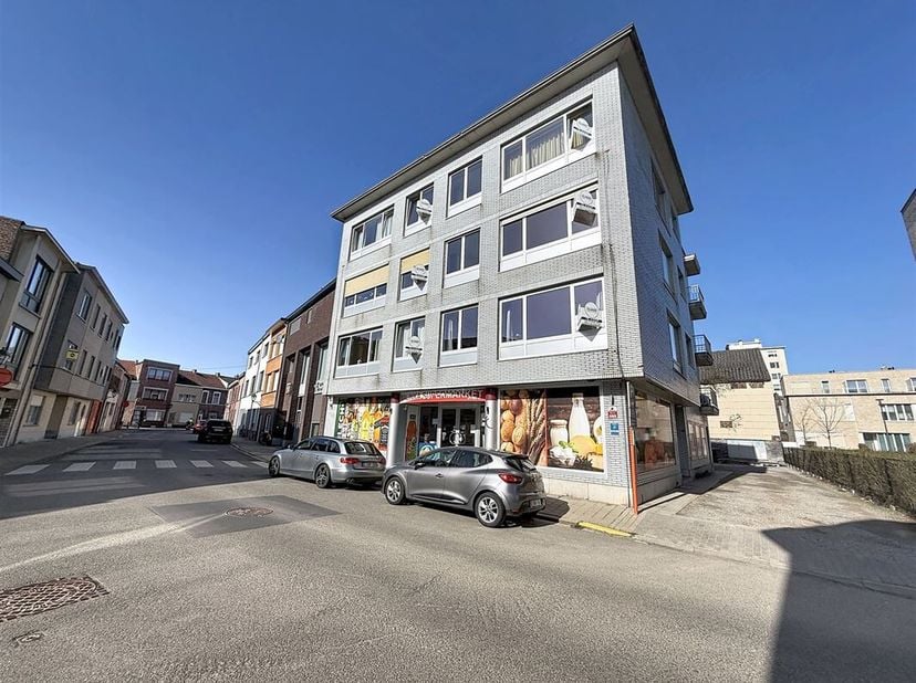 Opbrengsteigendom met handelspand en zes appartementen gelegen te Tienen, Oude Leuvensestraat 47, op een perceel van 2a 60ca (bouwjaar 1966).<br />
He