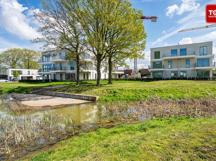 Dit lichtrijk nieuwbouwappartement op de eerste verdieping in Evergem combineert rust, comfort en een praktische indeling op een uitstekende locatie v