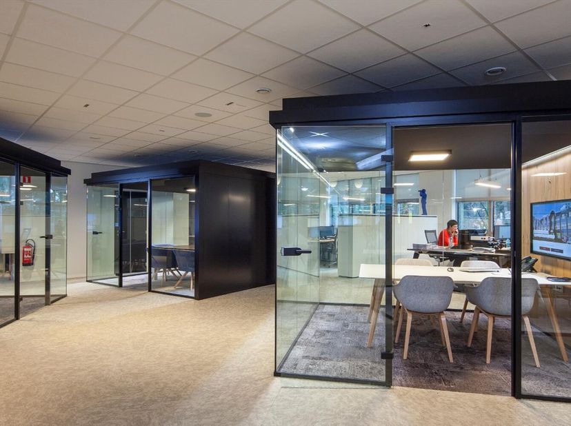 Modulair werken op een inspirerende locatie in Business-center d'Offiz te Turnhout.<br />
Gelegen aan de Parklaan (Ring Turnhout) in een kantoorgebouw