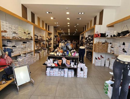                                         Rez-de-chaussée commercial à vendre à Uccle, € 460.000
