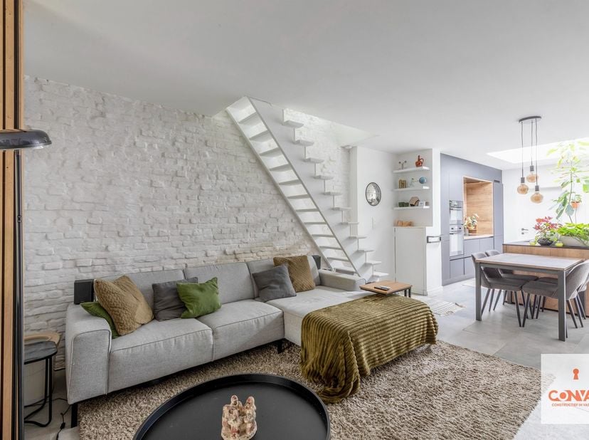 Deze gezellige stadswoning in de Hoefijzerstraat combineert een praktische indeling met een aantrekkelijke ligging. Gelegen in het bruisende Ledeberg
