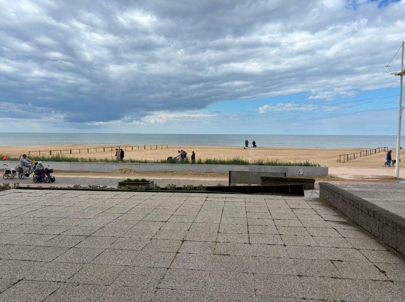 TE KOOP – Instapklaar 1-slaapkamerappartement met uitzonderlijk groot privéterras en uniek zeezicht in Koksijde met garage<br />
<br />
Droomt u van e