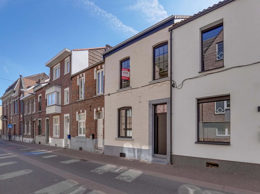 Deze ruime stadswoning ligt in de Gazometerstraat, op wandelafstand van het station van Sint-Truiden en het centrum van de stad. De woning werd net ge