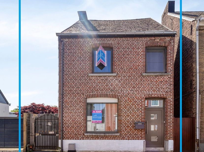 Woning (met zij-ingang) en terras/tuin in het hart van Erembodegem !<br />
Via de inkomhal betreedt u de gezellige leefruimte met eetplaats, aansluite