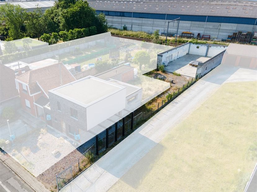 Grote hangar (ong. 11m x 20m) te voltooien op ong. 410m² grond, inclusief ong. 80m² parkeerruimte en privétoegang.<br />
Riolering, afwatering, gepoli