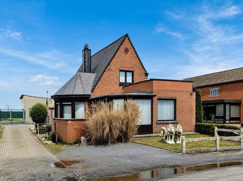 Deze charmante woonst ademt rust en een huiselijk gevoel uit. Ze is gelegen in een rustige en groene ligging doch kortbij alle openbare nutsvoorzienin