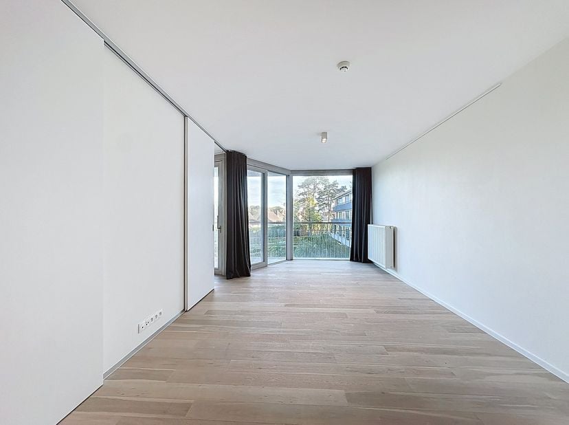 Bel appartement avec une grande terrasse ensoleillée situé au calme dans le coeur d'Oostduinkerke village. Aménagement: entrée avec WC, séjour avec ac