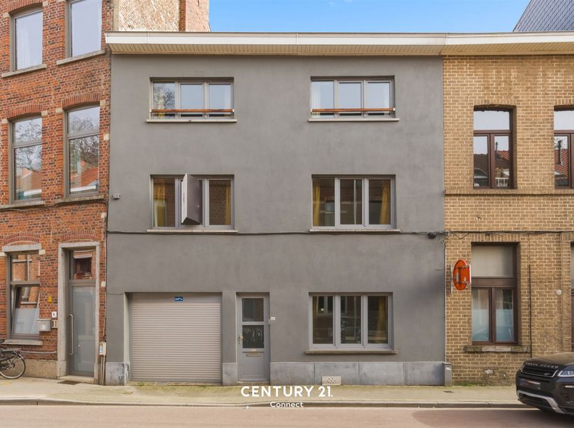 In de Riddersstraat te Leuven, nabij de Vaartkomsite, het groene Sluispark, de Keizersberg en Gasthuisberg bieden wij u deze uiterst ruime gezinswonin