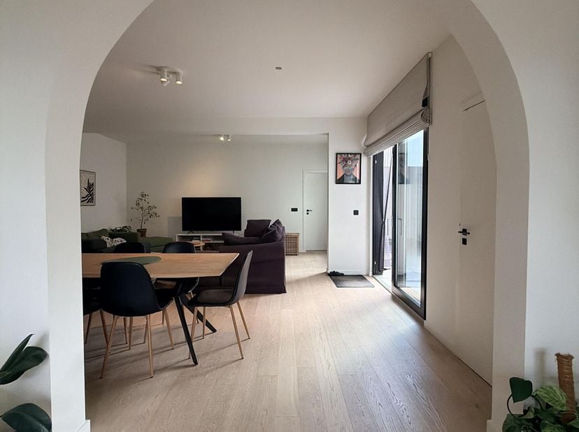 --- NIEUW --- Prachtig gerenoveerd appartement met 3 slaapkamers.<br />
<br />