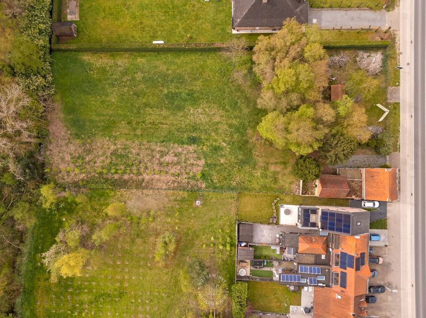 Dit perceel van ca. 1.450 m² in Sint-Niklaas biedt een uitstekende opportuniteit voor wie ruimte en visibiliteit weet te appreciëren. De zuidoostelijk