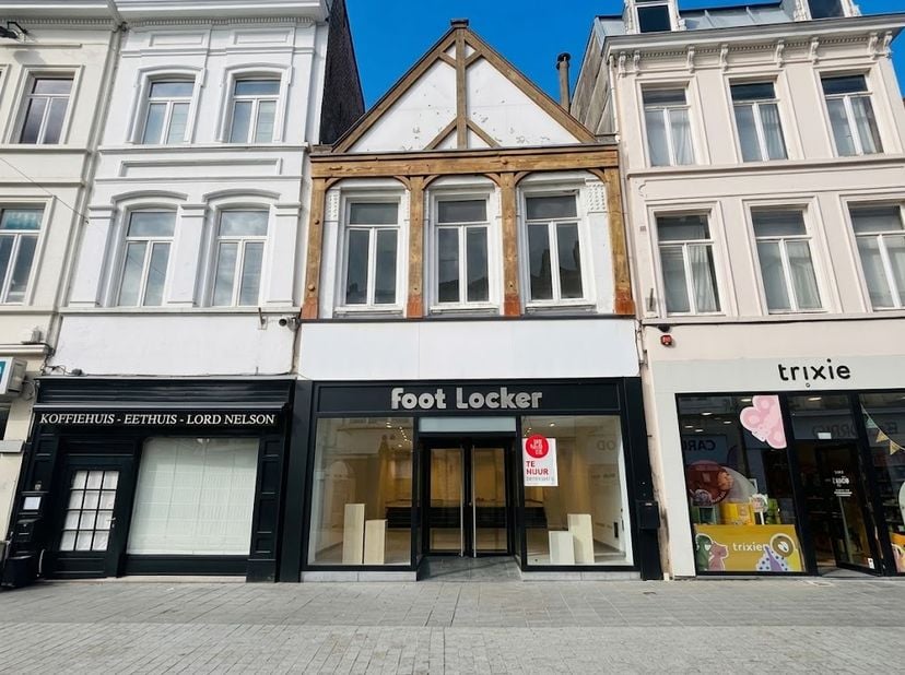 Propriété commerciale d'environ 145m² à louer dans le centre animé de Courtrai. Le bâtiment est situé entre la Grote Markt et la Lange Steenstraat. <b