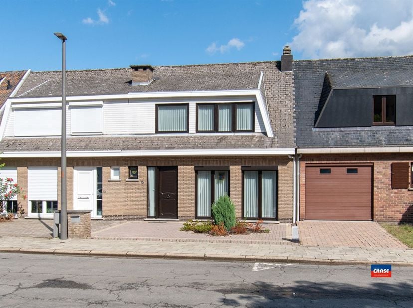 HOBOKEN | RIJWONING MET DRIE SLAAPKAMERS, VOOR- EN ACHTERTUIN EN ZOLDER OP EEN TOTALE GRONDOPPERVLAKTE VAN 257m² | EPC C |<br />
Indeling als volgt: