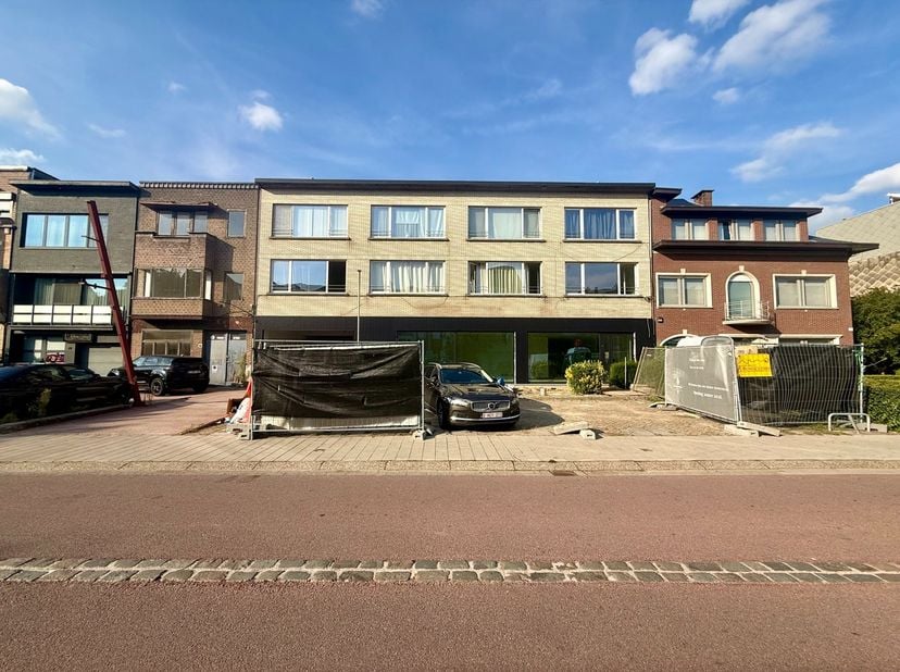 Opbrengsteigendom gelegen in één van de mooiste straten van Merksem op wandelafstand van openbaar vervoer, parken, winkels, ...<br />
<br />
Het gebou