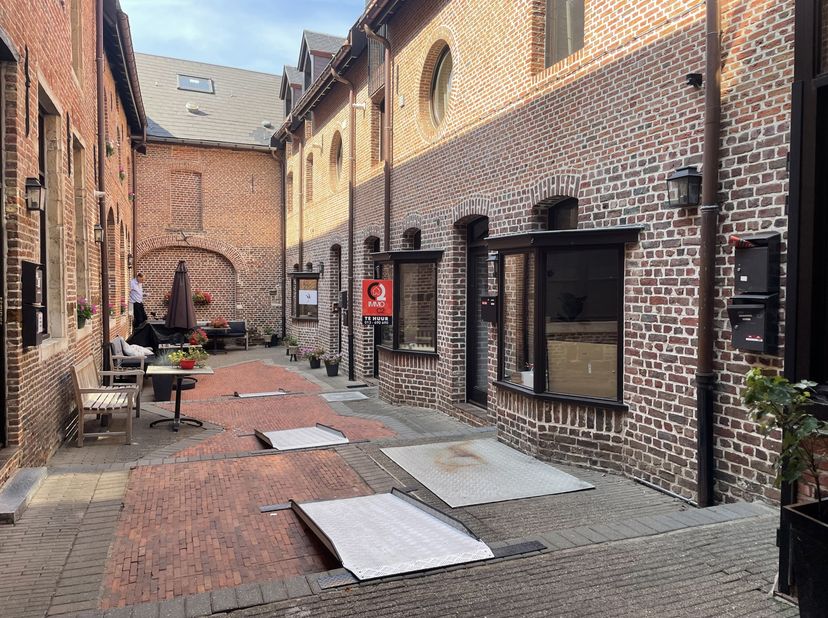 Commercieel pand (35m²) te centrum Diest, gelegen in de historische brouwerswoning "In de Palmboom". <br />
Via de doorgang bereikt U een gezellig koe