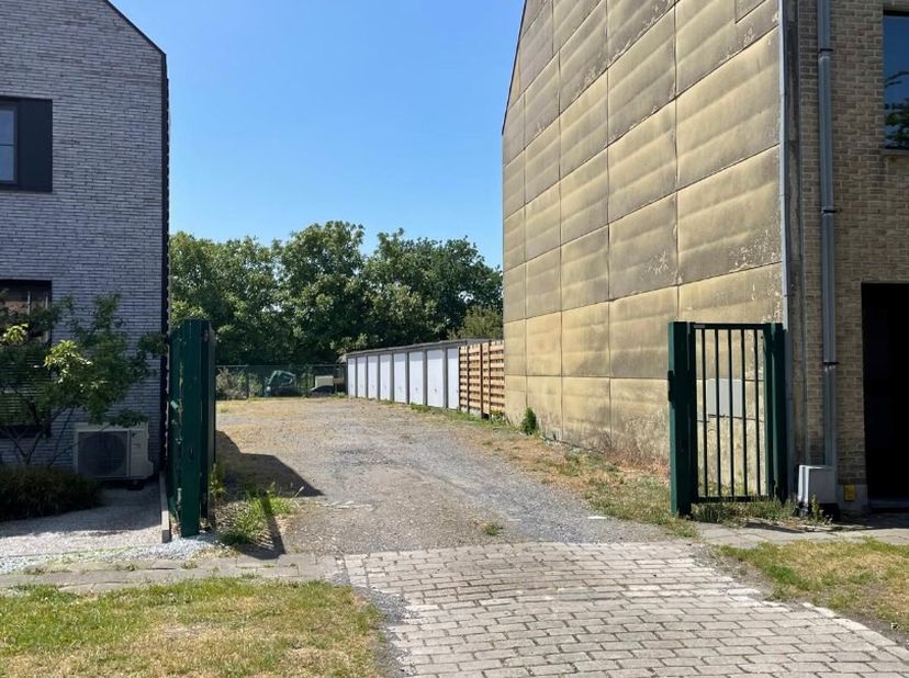 Perceel bouwgrond, ideaal voor een woning of appartementsgebouw.<br />
Voorzien van 8 achterliggende, reeds bestaande garages.<br />
Achterzijde van h
