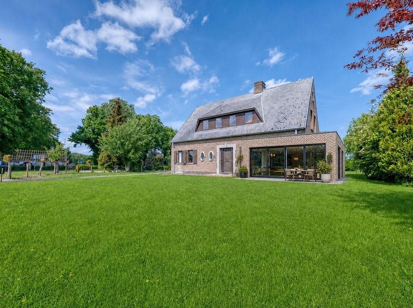 Bent u op zoek naar een ruime gezinswoning met veel mogelijkheden en een aangename tuin nabij de Lembeekse bossen? Dan is deze woning zeker een bezoek