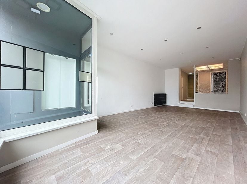 Surface commerciale avec habitation !<br />
Rez-de-chaussée:<br />
Commerce principal avec belle vitrine,<br />
Trois pièces supplémentaires sur l'arr