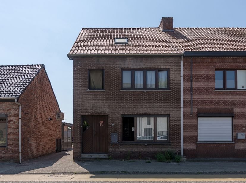 Charmante halfopen bebouwing met 3 slaapkamers, garage en zonnige tuin in Mol<br />
Bent u op zoek naar een ruime gezinswoning op een uitstekende loca