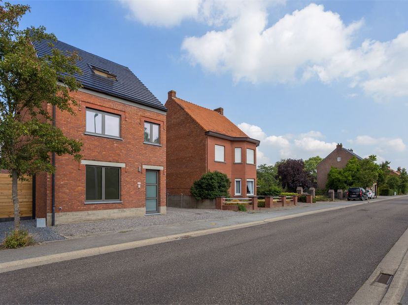 AFSPRAKEN ENKEL VIA MAIL!!<br />
<br />
In een rustige, residentiële straat te Halen vindt u dit recent appartement (2016), ondergebracht in een wonin