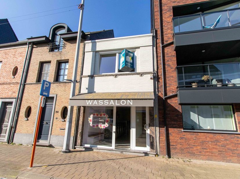 Dit volledig gerenoveerd appartement is gelegen op de 1ste verdieping in het centrum van Wijnegem. Het appartement beschikt over een leefruimte met op