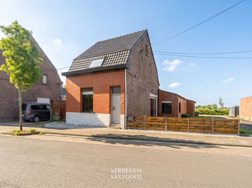- in optie -<br />
Uniek wonen in een rustige straat en op wandelafstand van het dorp.<br />
Met in de nabijheid twee lagere scholen, winkels en super