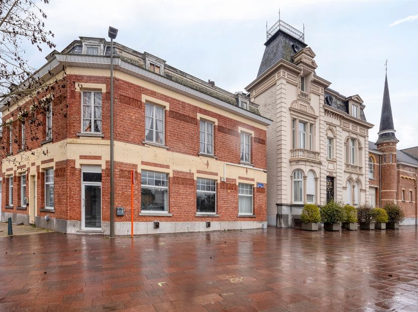Karaktervol renovatiepand met authentieke gevel en tal van mogelijkheden in Heffen.<br />
<br />
In het centrum van Heffen bevindt zich dit opvallen