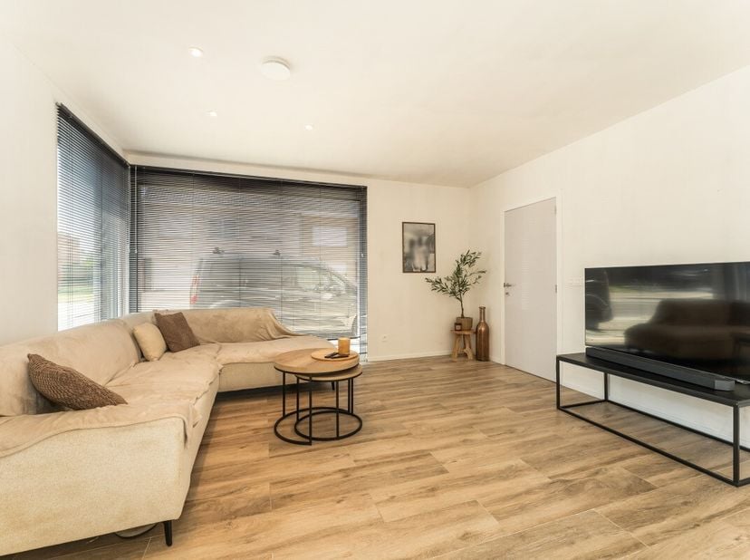 Te koop: moderne halfopen bebouwing in Ooigem, centraal gelegen nabij invalswegen en het centrum. Deze nieuwbouwwoning uit 2025 combineert hedendaags