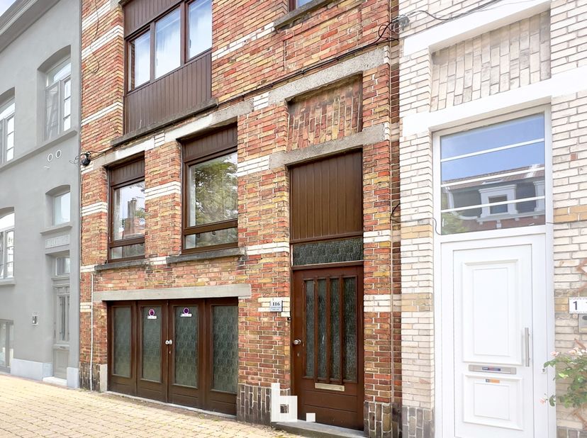 Gelegen in het hart van Oostende, biedt deze ruime woning 207m² aan bewoonbare oppervlakte.<br />
Met 4 slaapkamers en 2 badkamers, de woning beschikt